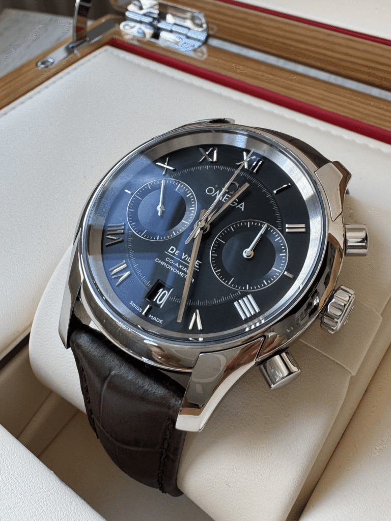Omega De Ville Chronograph kalibr 9300, +1 s/den, 2021, 42 mm