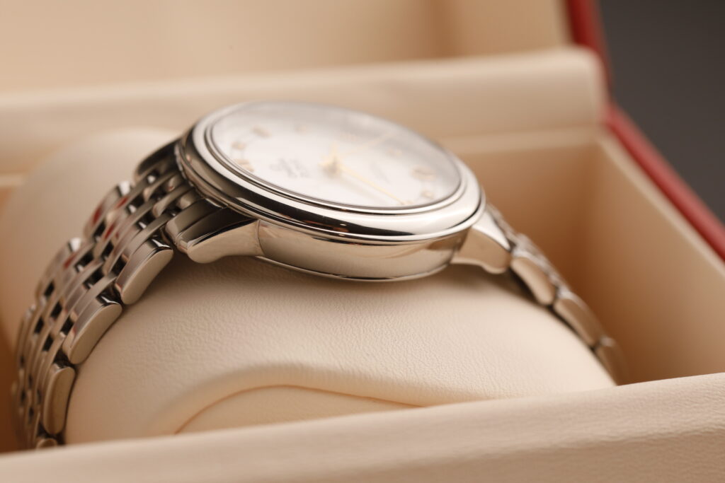 Omega De Ville Prestige, Mother of pearls, Diamonds, Co-Axial Chronometer, 33 mm
